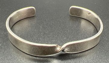 A twist design silver cuff bangle with silver marks to inside. Total weight approx 20.7g.