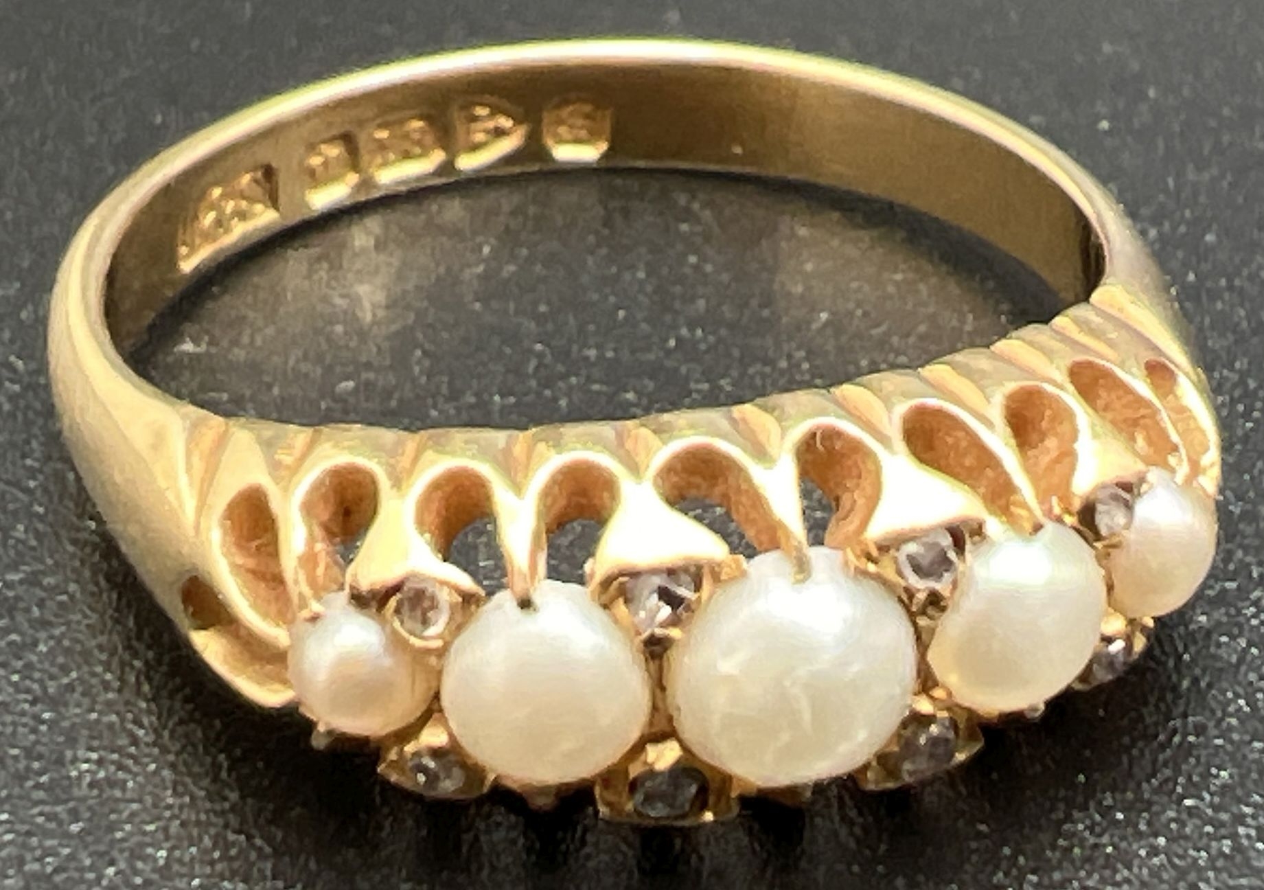 An antique Edwardian 18ct gold, pearl and diamond ring. Set with 5 graduated white pearls and 8 - Image 2 of 4