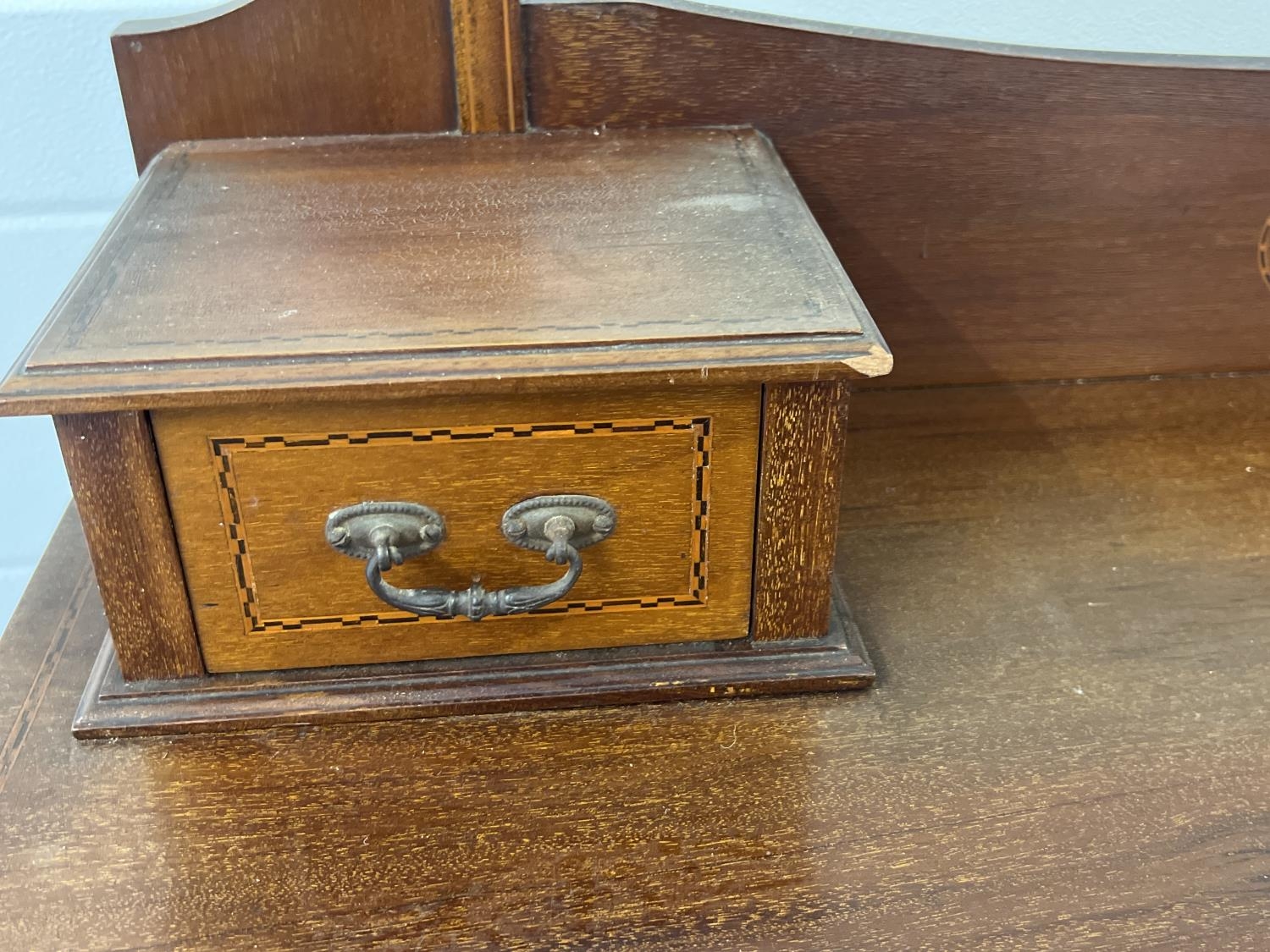 An Edwardian satin wood dressing table with inlaid detail and tapered legs, raised on ceramic caster - Image 2 of 4