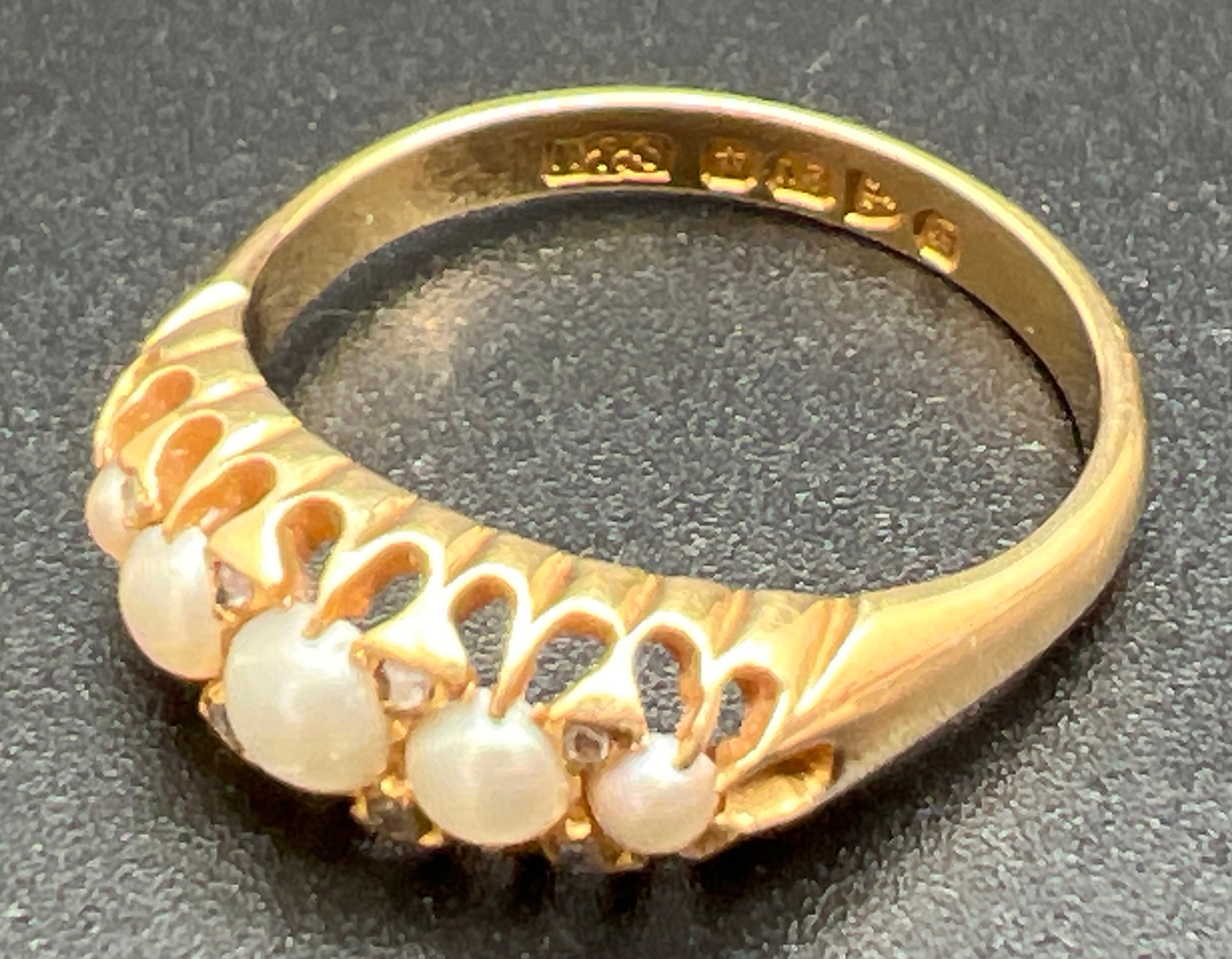 An antique Edwardian 18ct gold, pearl and diamond ring. Set with 5 graduated white pearls and 8 - Image 4 of 4