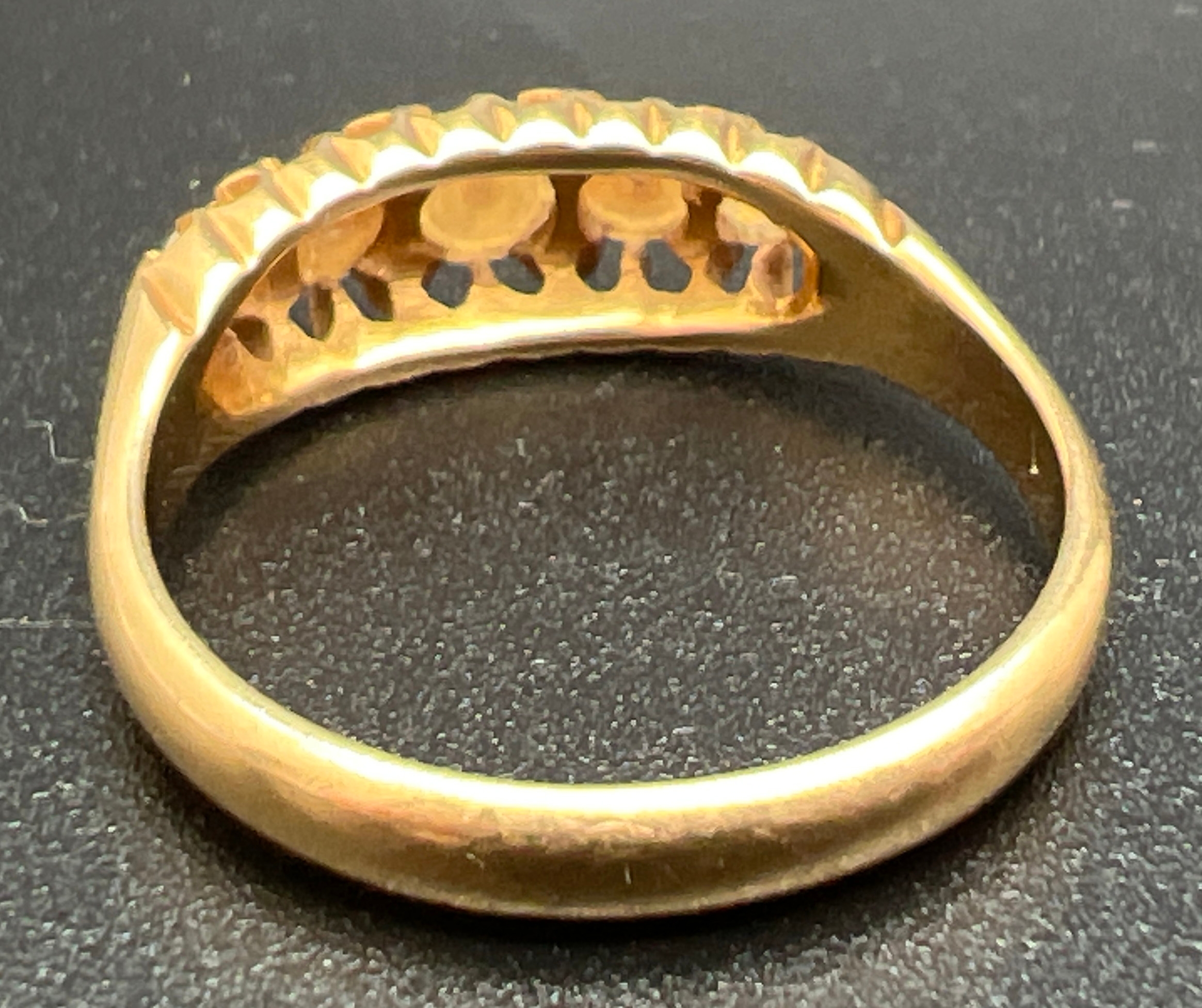 An antique Edwardian 18ct gold, pearl and diamond ring. Set with 5 graduated white pearls and 8 - Image 3 of 4