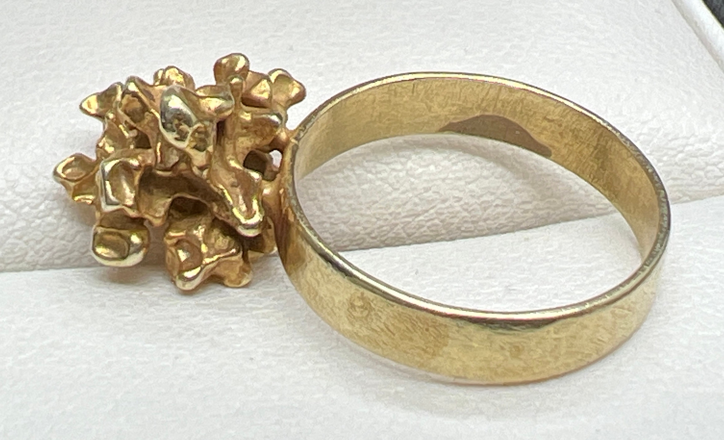 A bespoke made abstract gold nugget dress ring. No hallmarks to ring. Nugget tests as 18ct and - Image 4 of 4