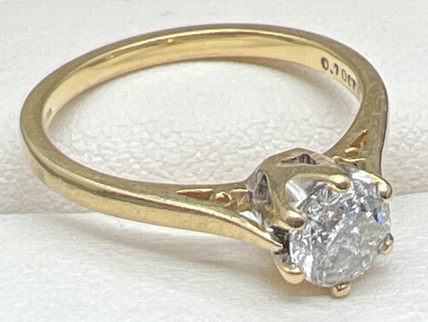 An 18ct gold 0.7ct diamond solitaire ring. Hallmarks and diamond ct to inside of band. Ring size O. - Image 4 of 4