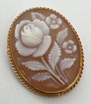 A carved rose design cameo brooch pendant in an 18ct gold mount. Brooch pin and folding bale to