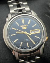 A boxed Seiko 5 7S26-03SO automatic wristwatch with stainless steel case and strap and midnight blue