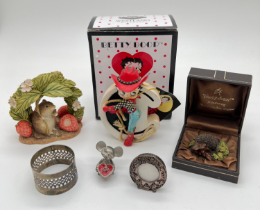 A small collection of mixed items. To include a Silver Scenes miniature photo frame, a boxed Country