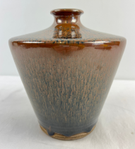 A Chinese ceramic vase of conical form with black & brown hares fur glaze. Approx. 20cm tall x