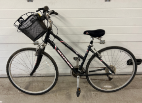 A Schwinn Voyageur ladies bicycle in black, approx. 50cm frame and 27.5" wheels. Fitted with a