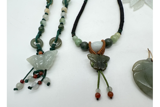 4 items of corded jade jewellery together with a jade and coloured cord bag charm. A necklace with - Image 3 of 5