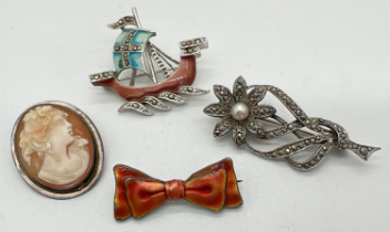 4 silver and costume jewellery brooches. An oval silver cameo brooch with hanging bale to back, a