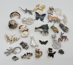 26 assorted vintage and modern animal, bird and insect brooches to include silver, stone set and