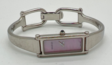 A ladies 1500 L 0992494 wristwatch by Gucci with horse bit design strap. Pale pink mother of pearl