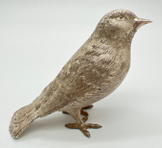 A vintage cast silver model of a song bird, hallmarked for Garrard & Co, London 1979. Approx. 7cm