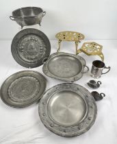 A box of assorted vintage metal ware items to include pewter and brass. Lot includes Art Deco