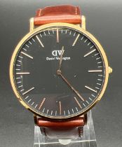 A Classic G40R01 men's wristwatch by Daniel Wellington. Brown leather strap with gold tone case