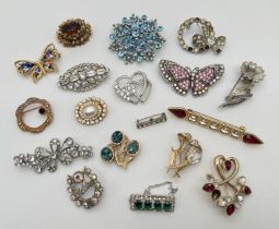 18 vintage stone set brooches in varying styles and conditions. To include floral, Art Deco style,