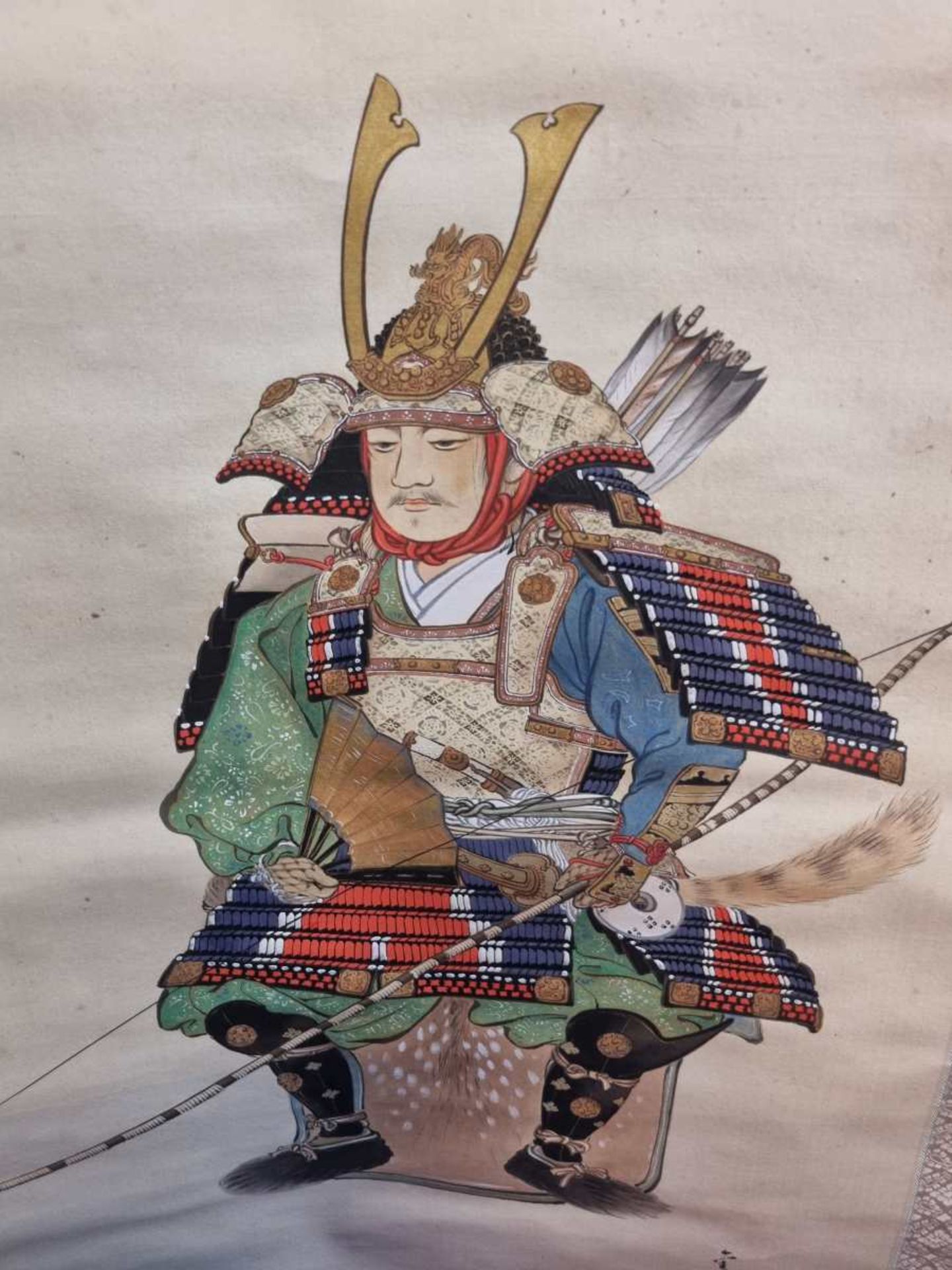 Thronender Samurai mit Bogen und Fächer - Bild 5 aus 8
