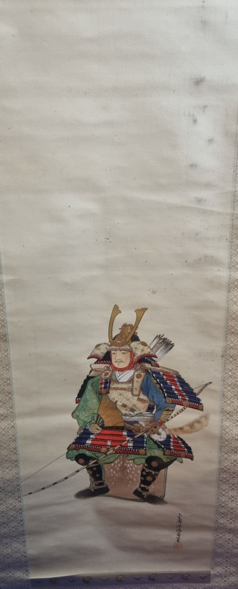 Thronender Samurai mit Bogen und Fächer
