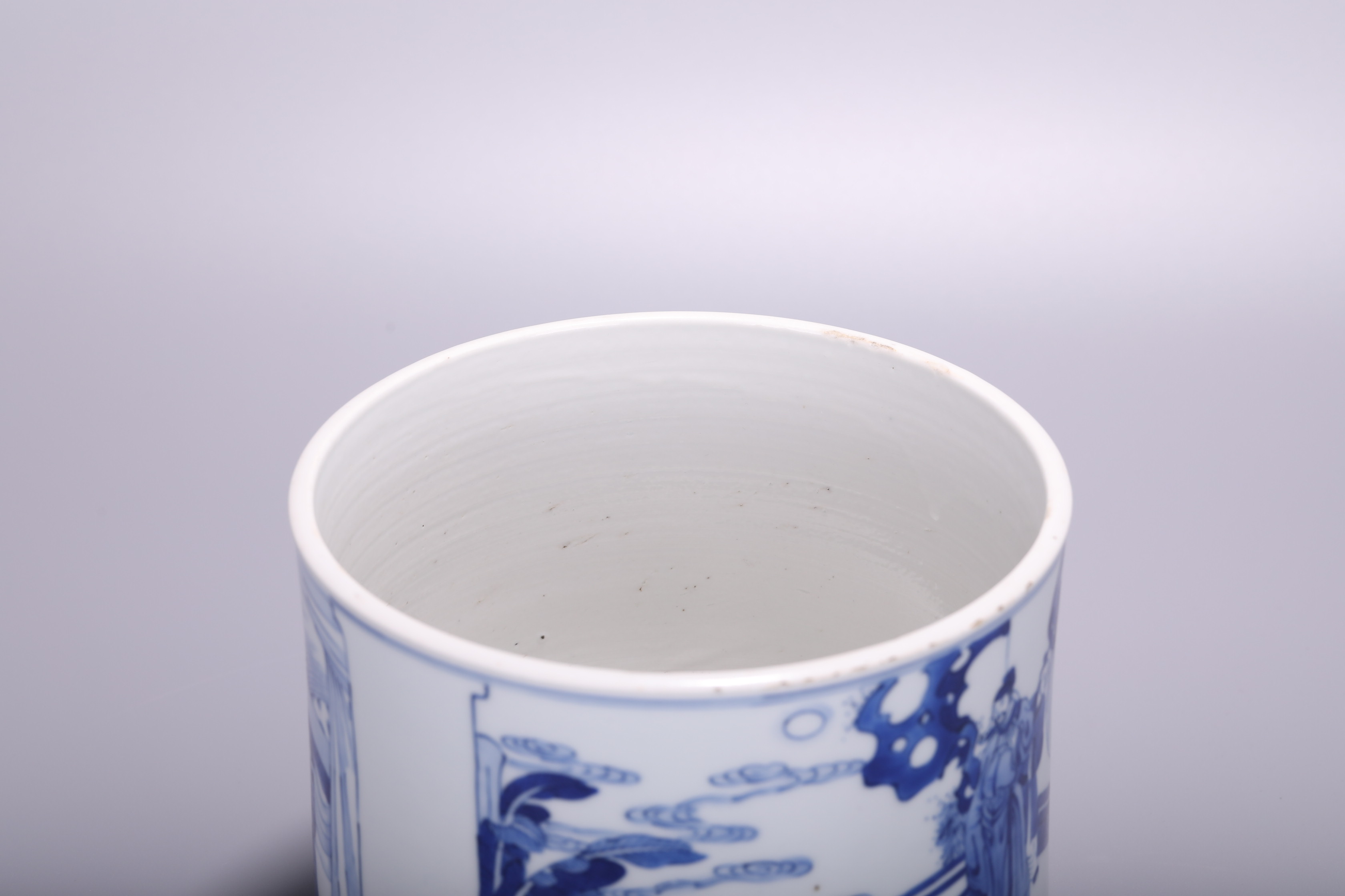 A Chinese blue and white Scholars' brush pot, H 14,5 - Dia 18 cm - Image 3 of 4