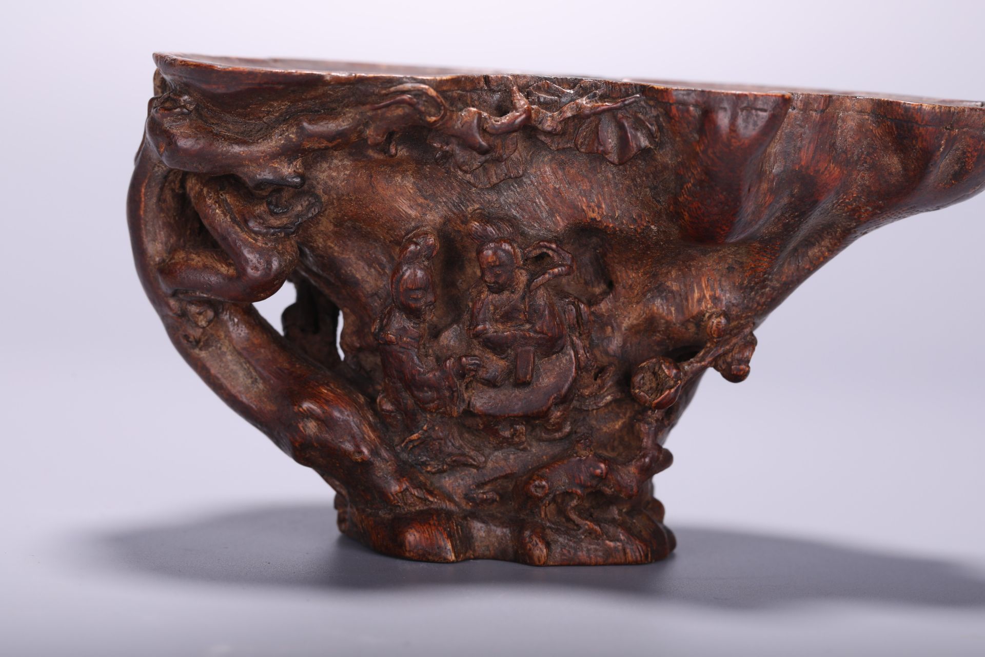 A Chinese bamboo libation cup, H 8,5 - L 15 - W 9 cm - Bild 3 aus 4