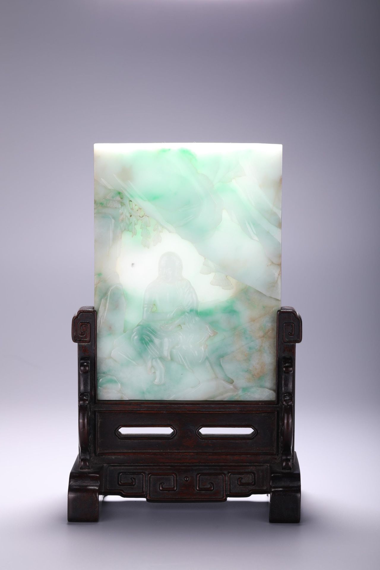 A Chinese carved jadeite feicui jade plaque fitted in a wooden stand, L 16 - W 11,9 - Depth 1 cm - Bild 2 aus 6