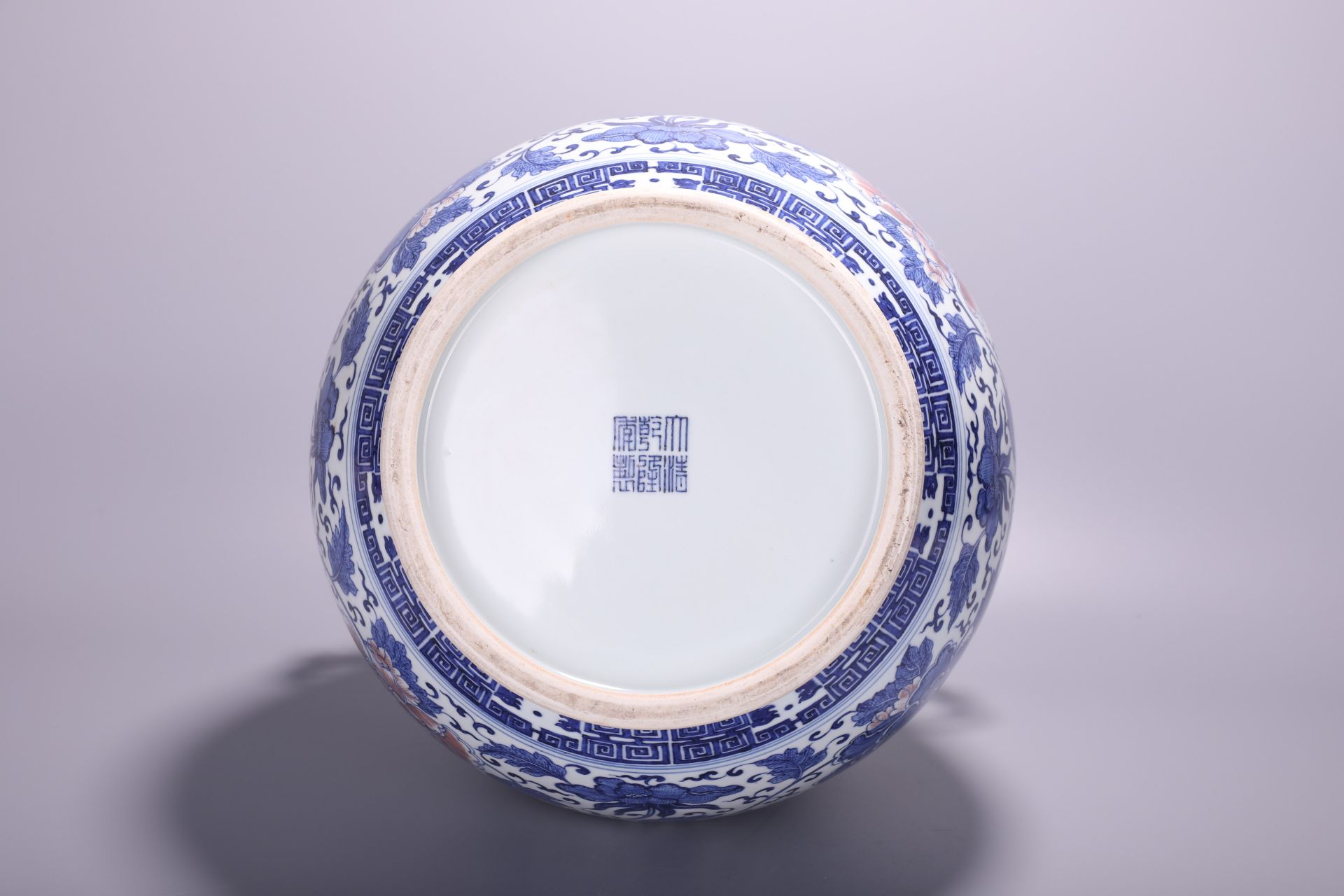 A Chinese blue and white and copper red 'Lotus scroll' Hu vase, Qianlong mark, H 42 cm - Bild 4 aus 4