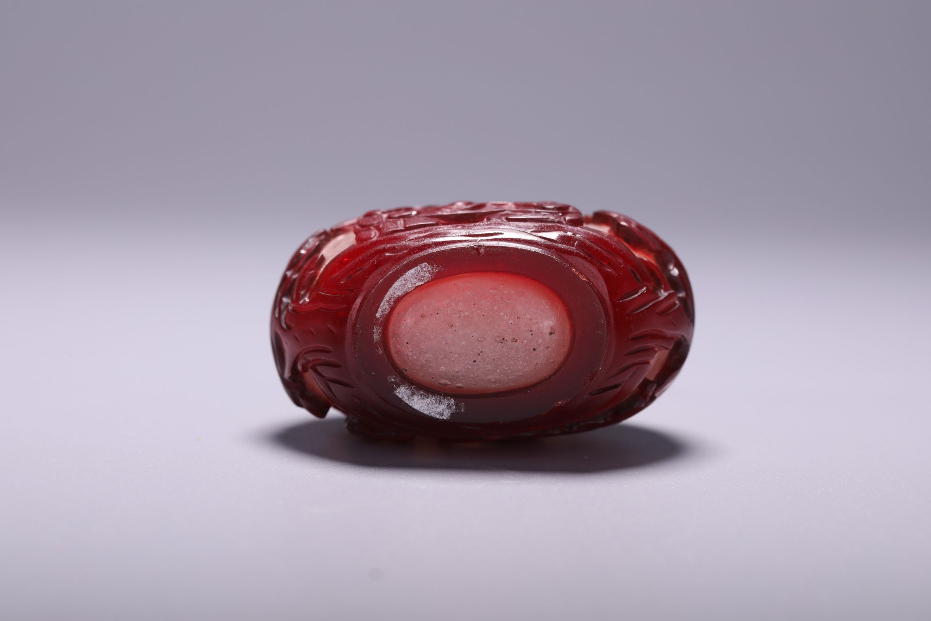 A Chinese glass snuff bottle, H 6,6 cm - Bild 3 aus 3