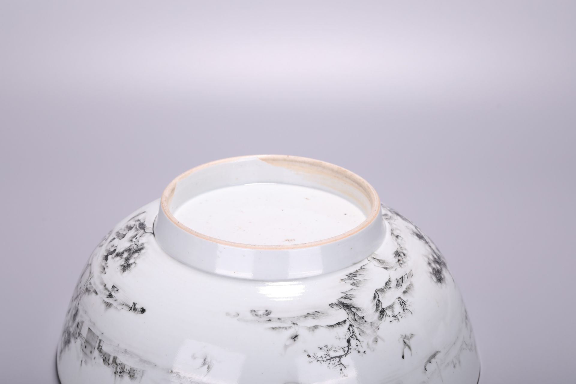 A Chinese grisaille export porcelain 'Landscape' large bowl, H 12,6 - Dia 30,7 cm - Bild 3 aus 3
