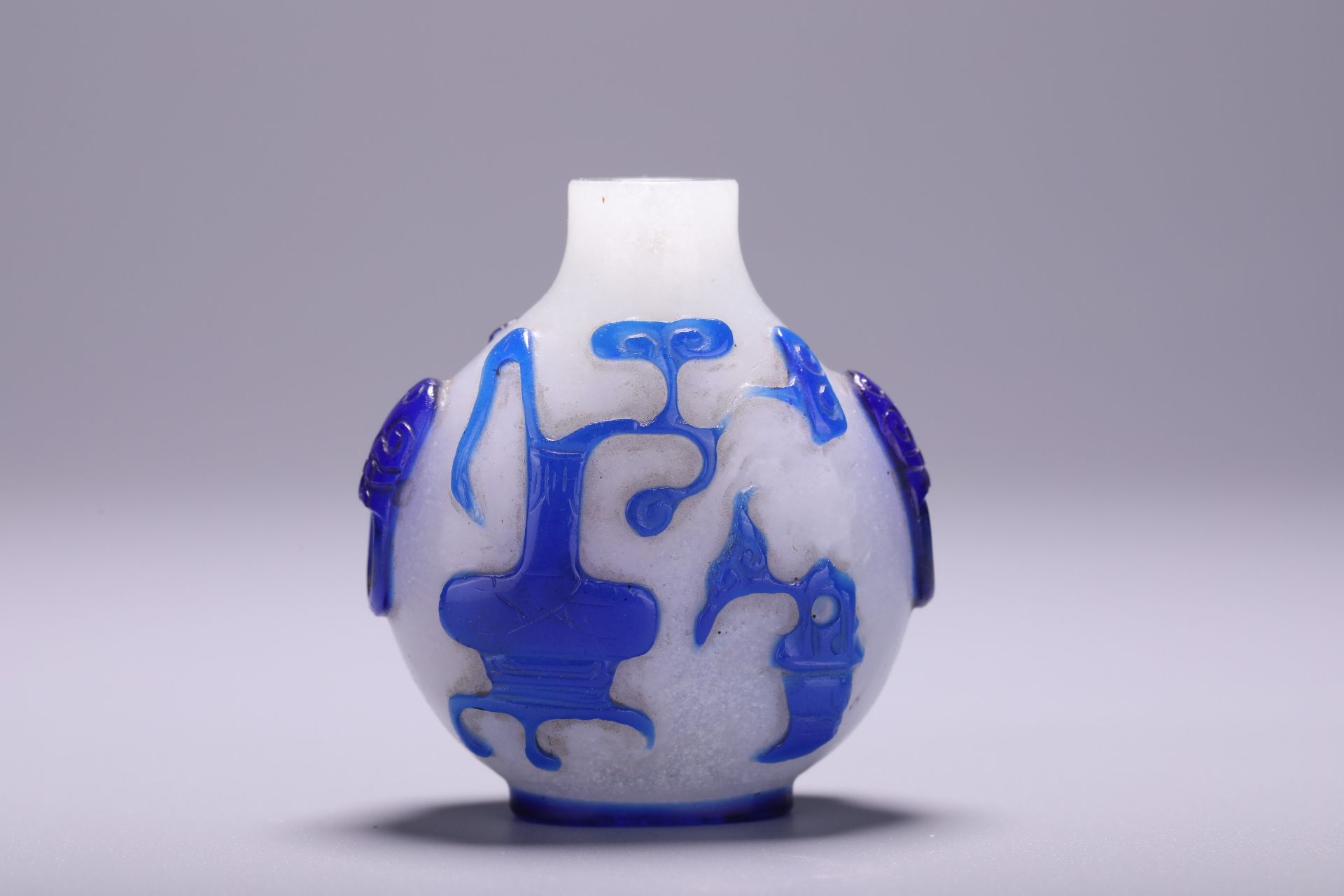 A Chinese glass snuff bottle, H 5,6 cm - Bild 2 aus 3