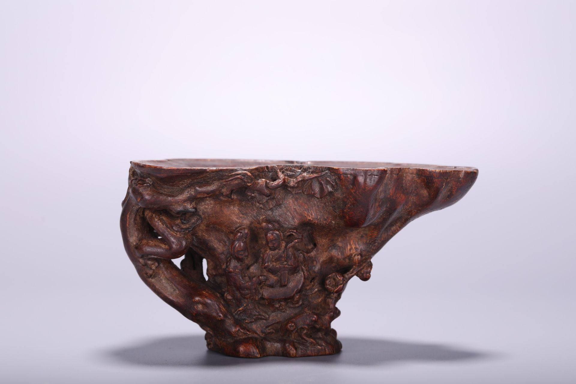 A Chinese bamboo libation cup, H 8,5 - L 15 - W 9 cm