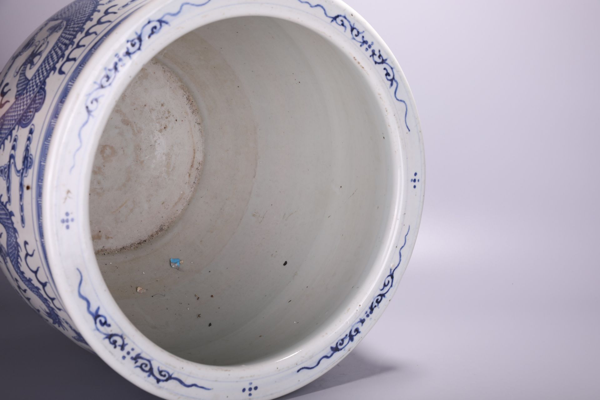 A Chinese blue and white Dragons' jardiniere, H 40,5 - Dia 46,5 cm - Image 3 of 4