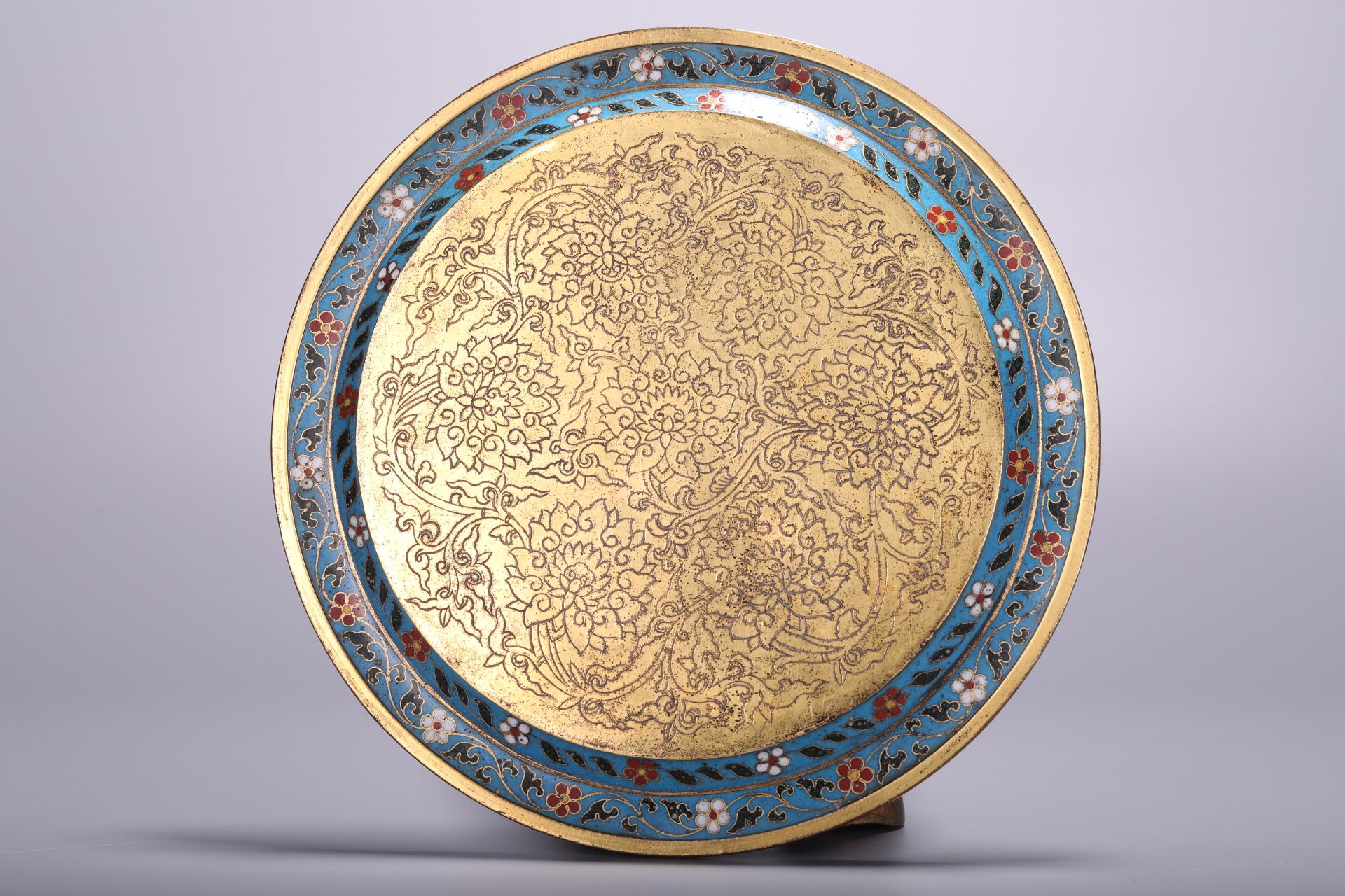 A Chinese cloisonne enamelled Jingtailan bronze 'Birds in garden' plate, Dia 19,5 cm - Image 3 of 3