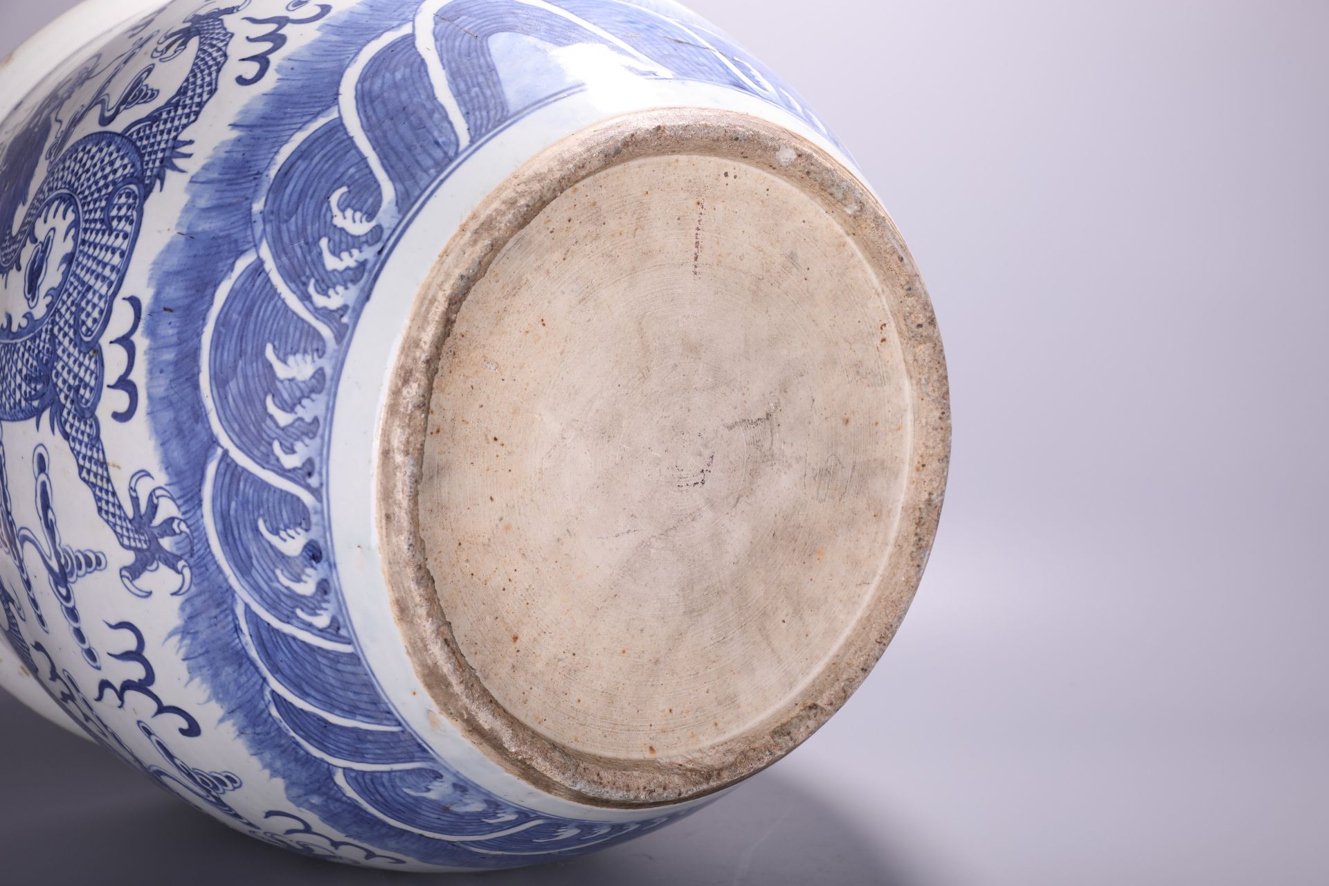 A Chinese blue and white Dragons' jardiniere, H 40,5 - Dia 46,5 cm - Image 4 of 4