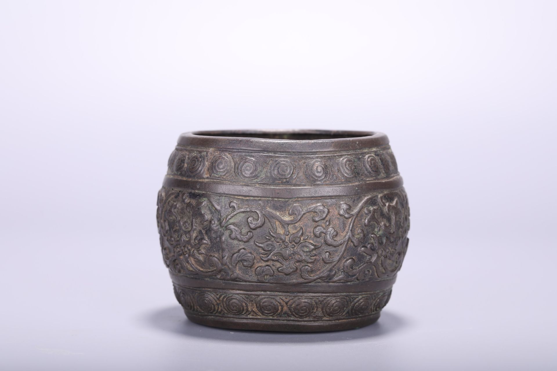 A Chinese carved bronze barrel-shaped 'Lotus Scroll' censer, H 6,7 - Dia 9 cm - Weight 350 g - Bild 2 aus 4