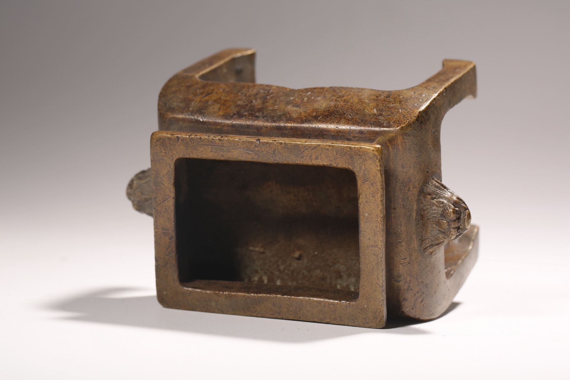 A four-footed rectangular bronze censer vessel,  W 14 cm - H 10 cm - Image 8 of 9