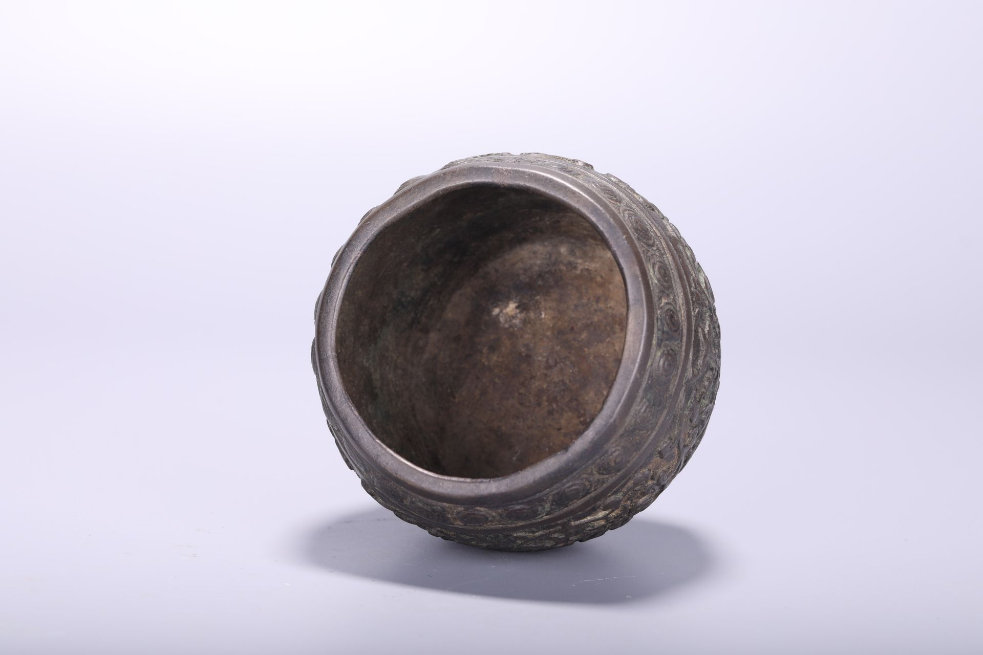 A Chinese carved bronze barrel-shaped 'Lotus Scroll' censer, H 6,7 - Dia 9 cm - Weight 350 g - Bild 3 aus 4