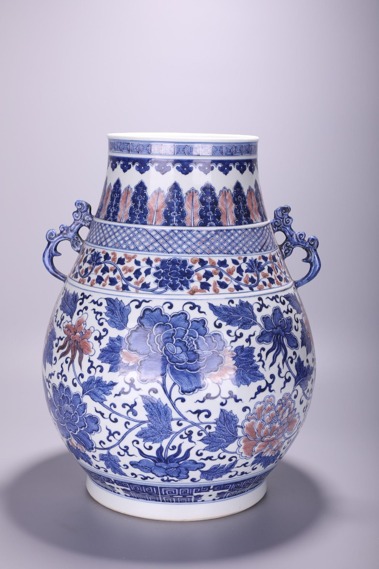 A Chinese blue and white and copper red 'Lotus scroll' Hu vase, Qianlong mark, H 42 cm - Bild 3 aus 4