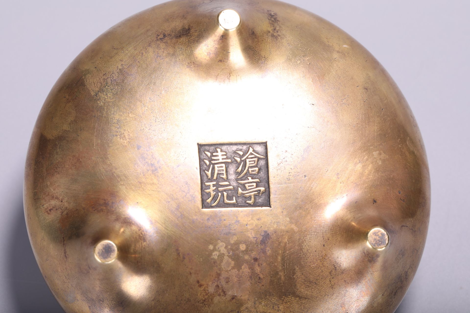 A Chinese gilt bronze tripod censer, Cang Ting Qing Wan, H 7,8 - Dia 13 cm - Weight 1284 g - Bild 4 aus 4