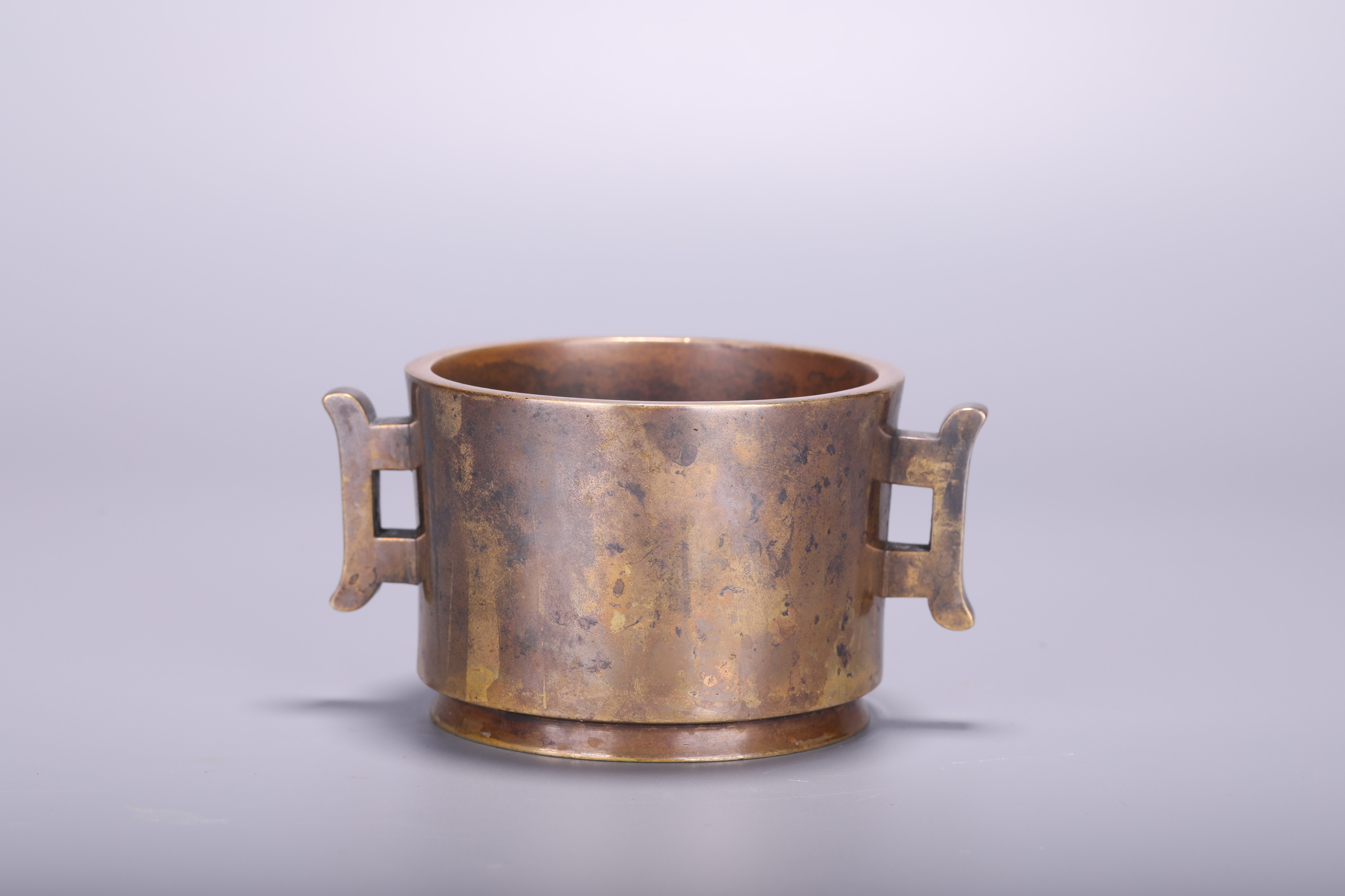 A Chinese bronze censer, H 6,4 - Dia 12,3 cm - Weight 1139 g - Image 2 of 4