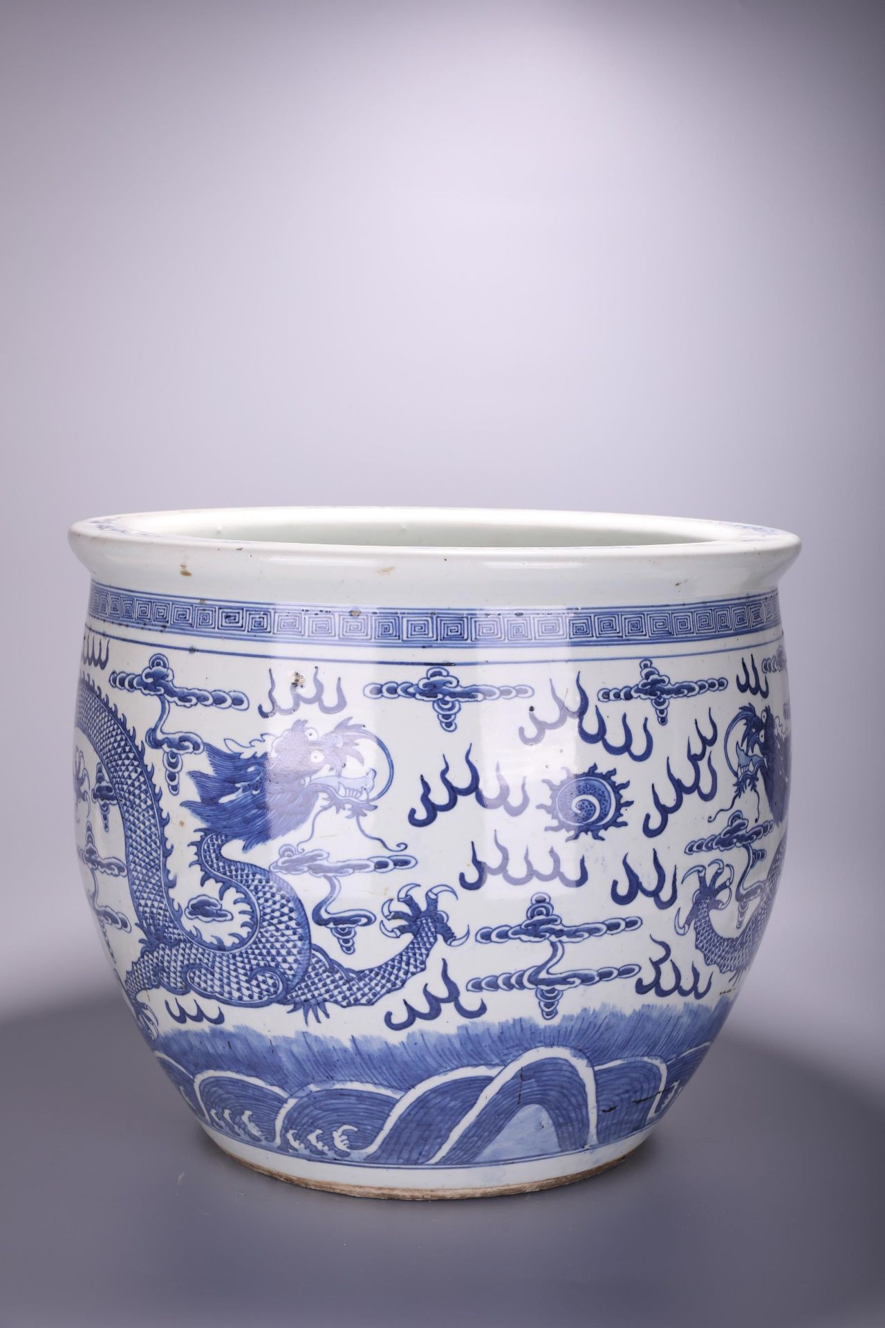 A Chinese blue and white Dragons' jardiniere, H 40,5 - Dia 46,5 cm - Image 2 of 4