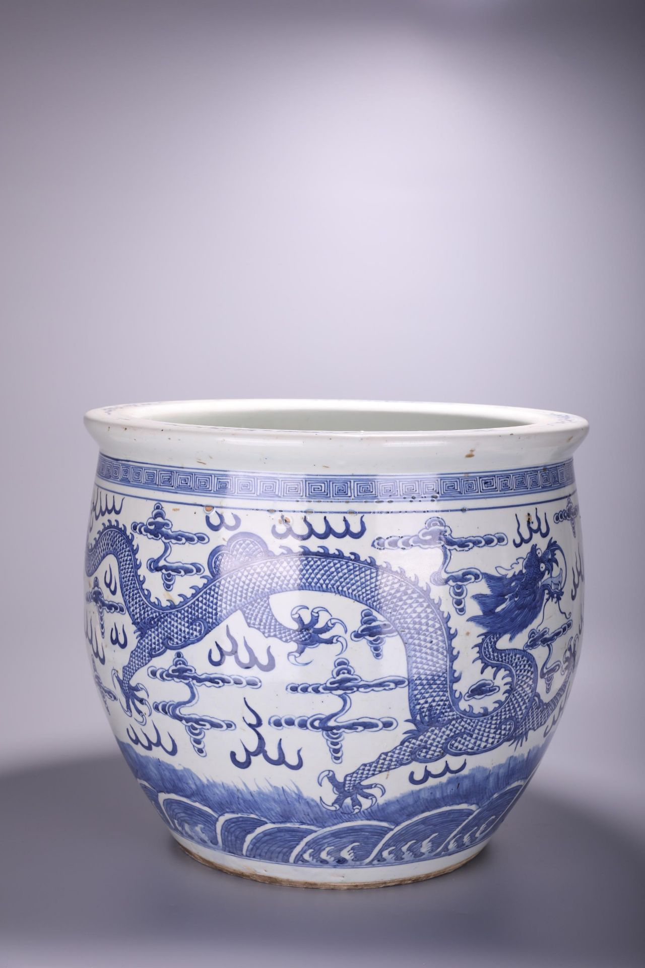 A Chinese blue and white Dragons' jardiniere, H 40,5 - Dia 46,5 cm