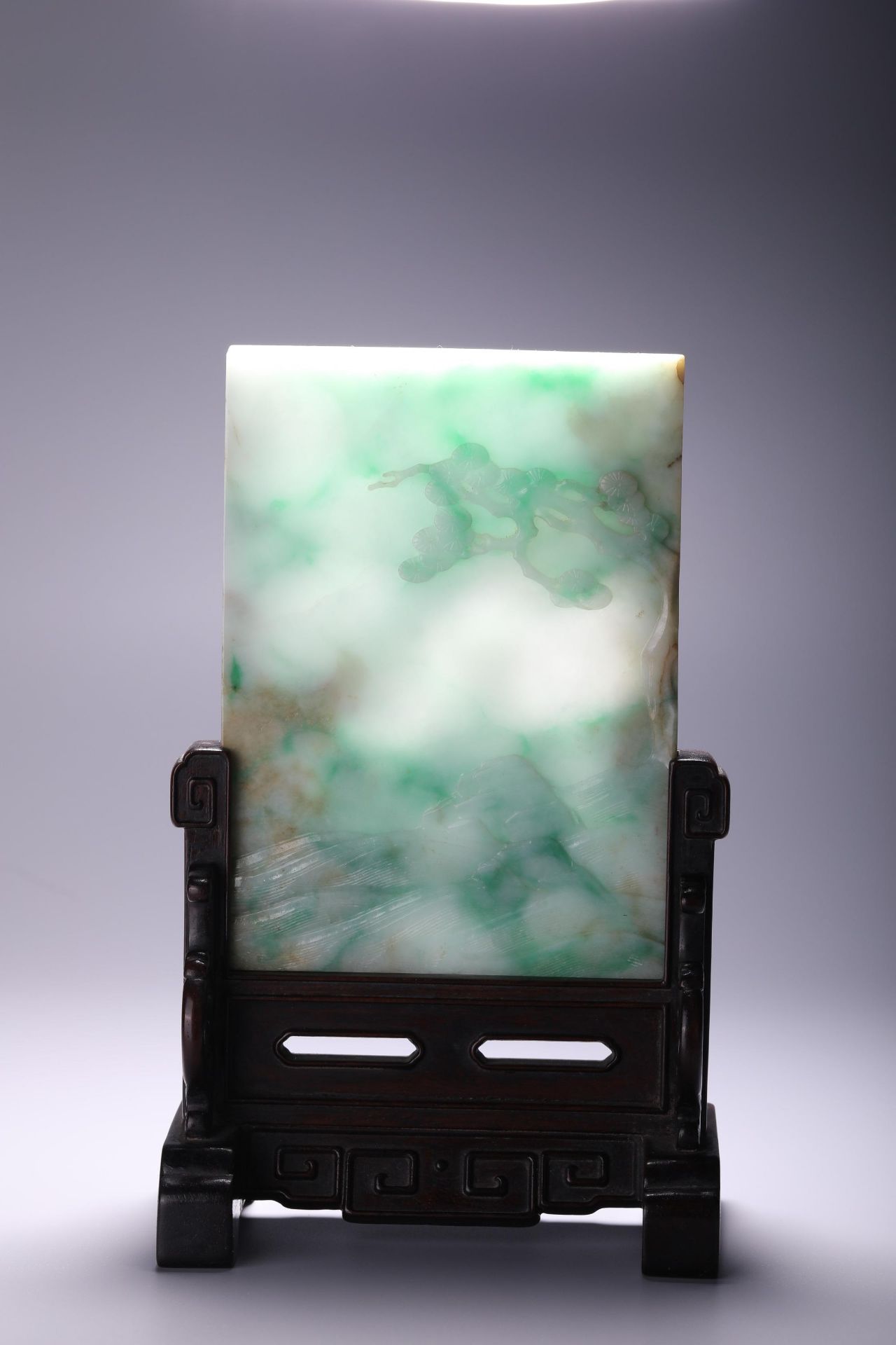 A Chinese carved jadeite feicui jade plaque fitted in a wooden stand, L 16 - W 11,9 - Depth 1 cm - Bild 3 aus 6