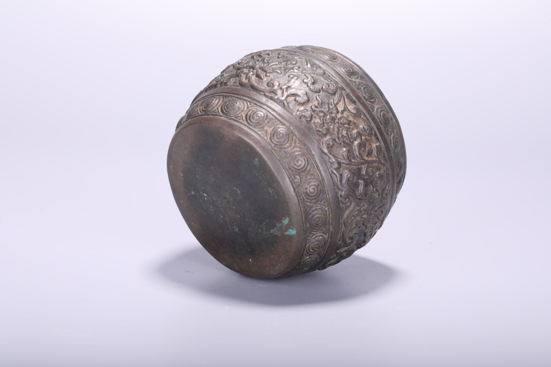A Chinese carved bronze barrel-shaped 'Lotus Scroll' censer, H 6,7 - Dia 9 cm - Weight 350 g - Bild 4 aus 4