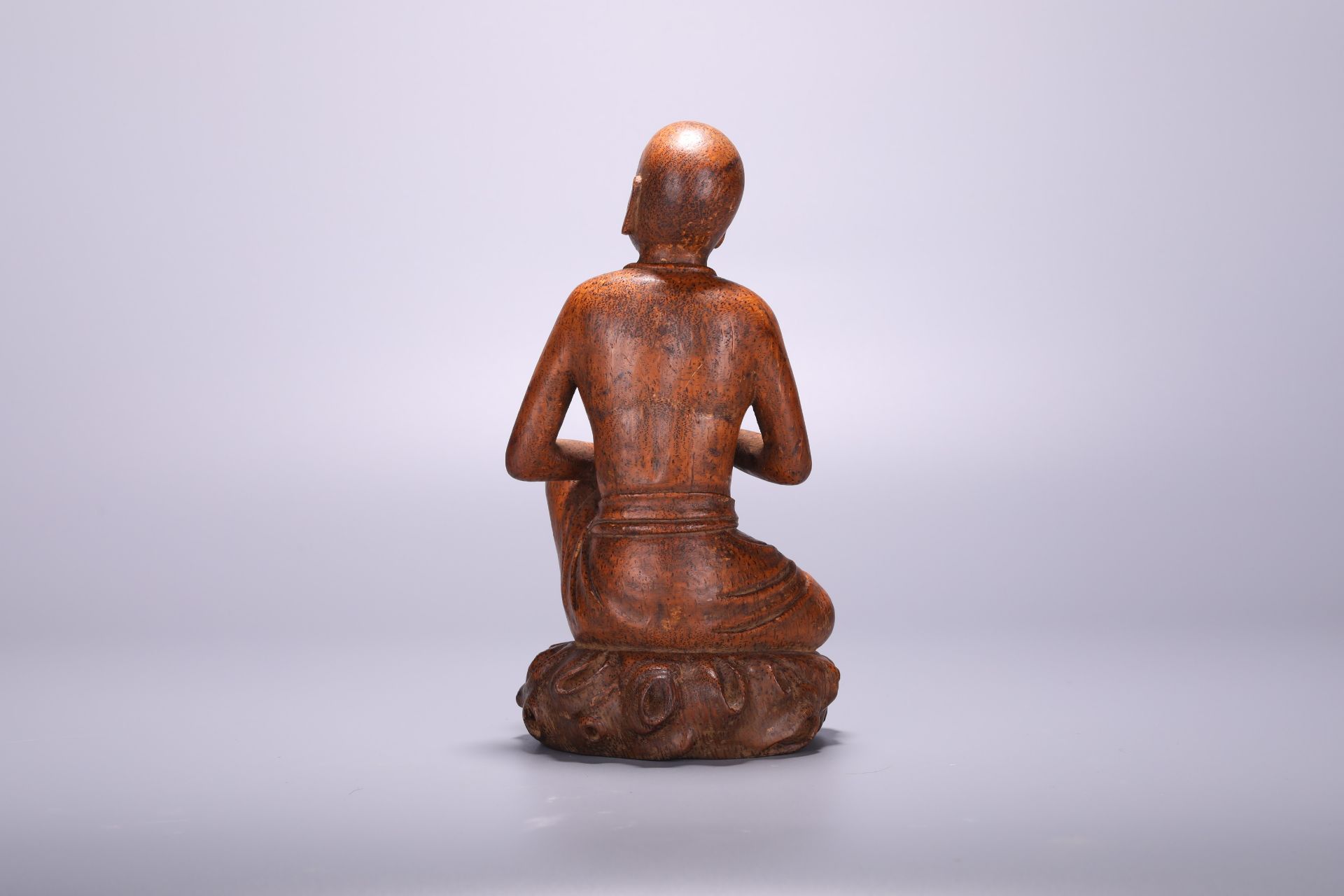 A Chinese bamboo carving of a Louhan, H 22 cm - Bild 3 aus 4