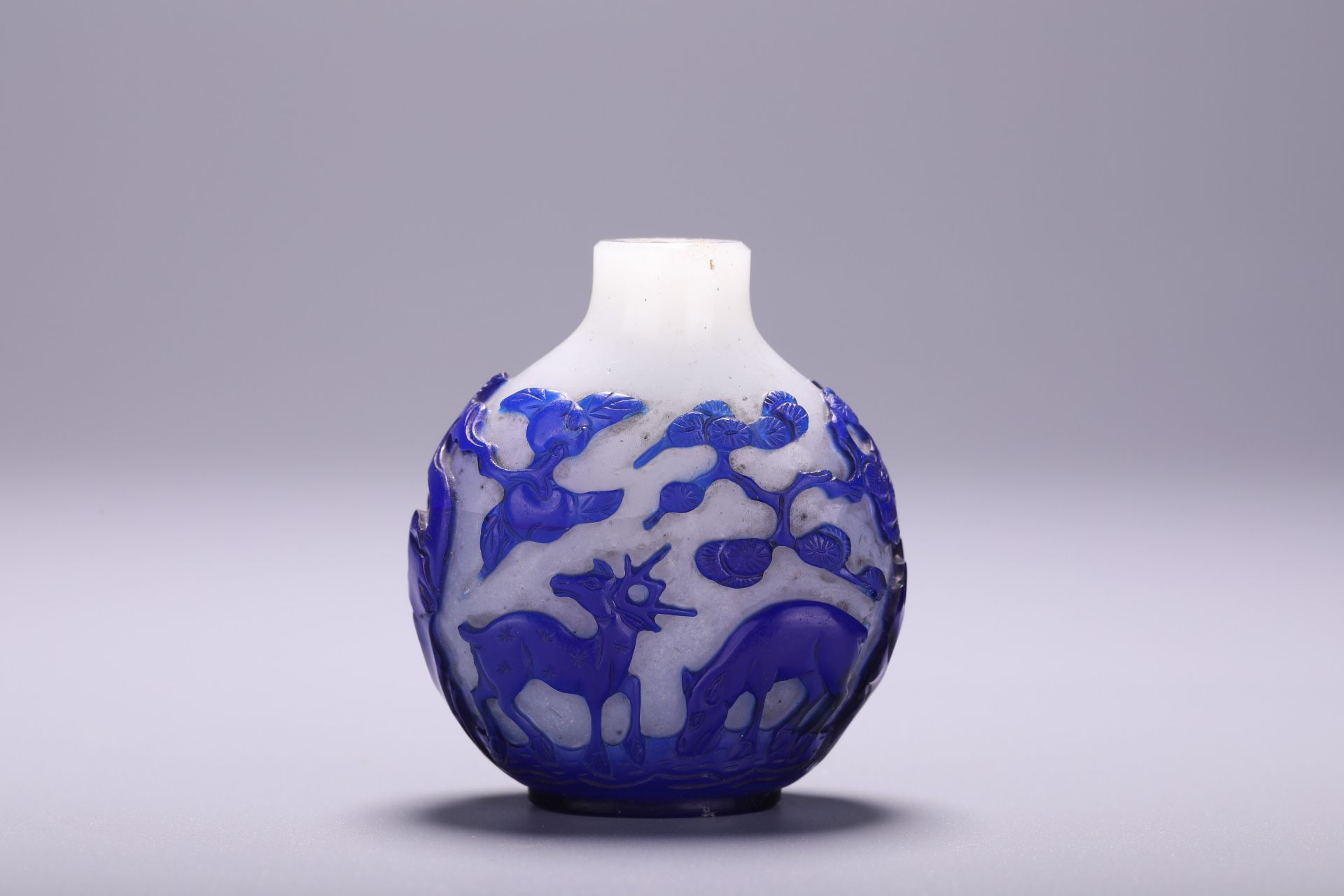 A Chinese glass snuff bottle, H 5,7 cm - Bild 2 aus 3