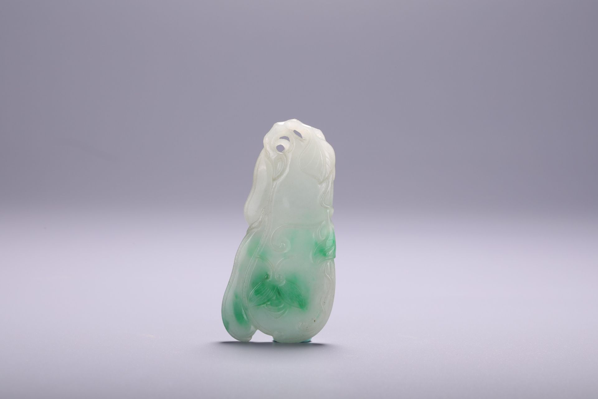 A Chinese jadeite feicui jade carved pendant, L 7 - W 3,5 cm - Image 2 of 2