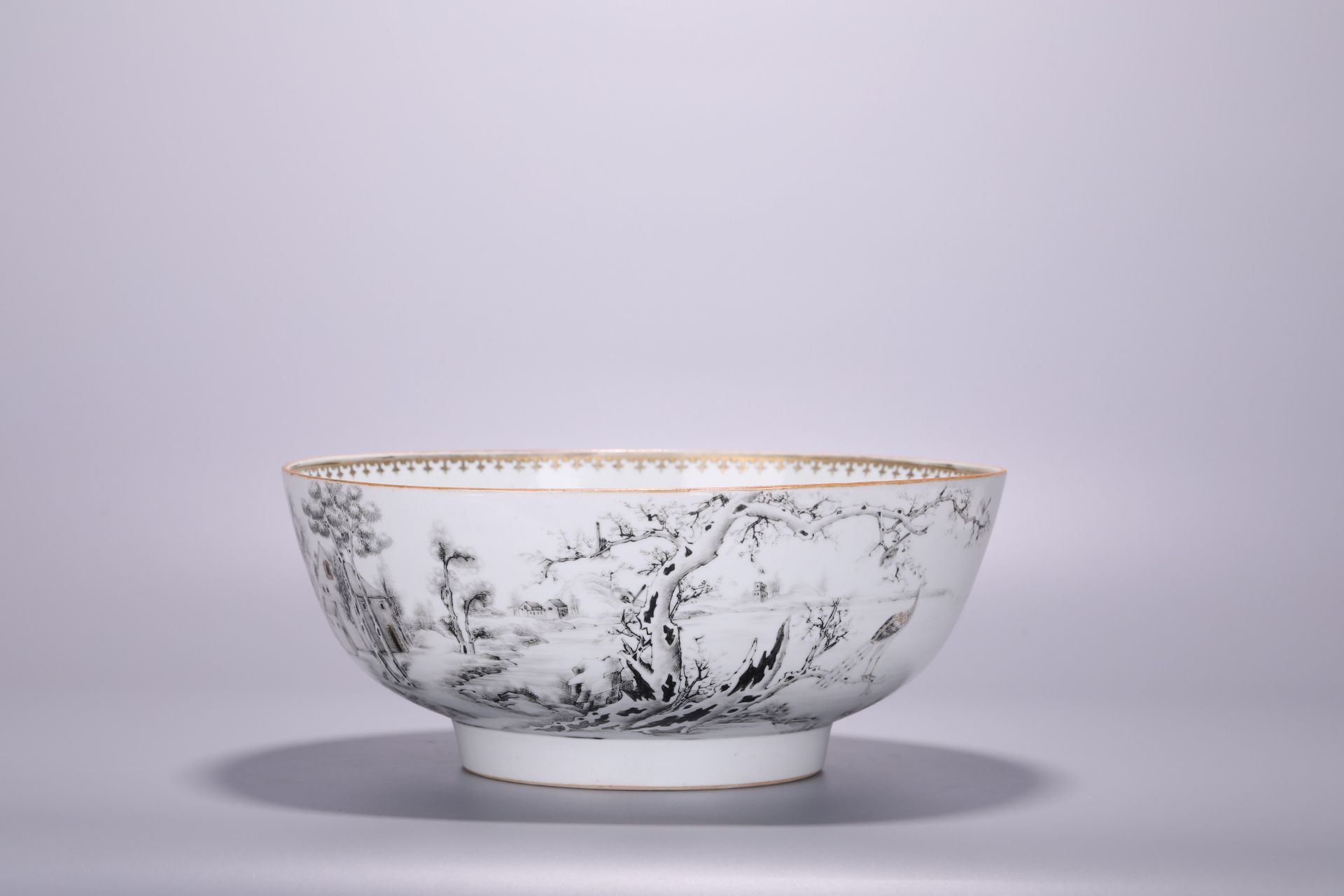 A Chinese grisaille export porcelain 'Landscape' large bowl, H 12,6 - Dia 30,7 cm - Bild 2 aus 3