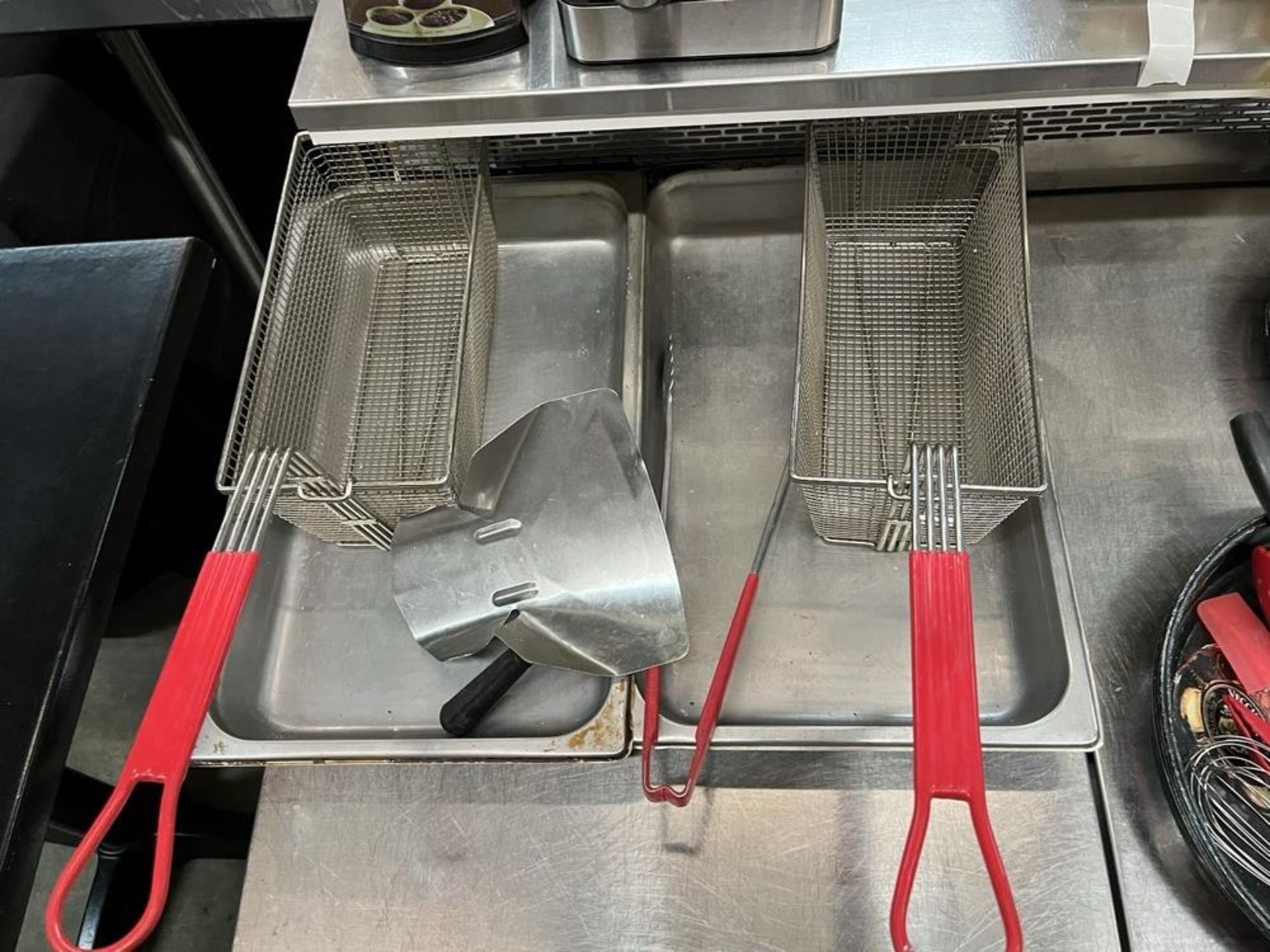 LOT: (2) Paniers pour friteuse et scoop