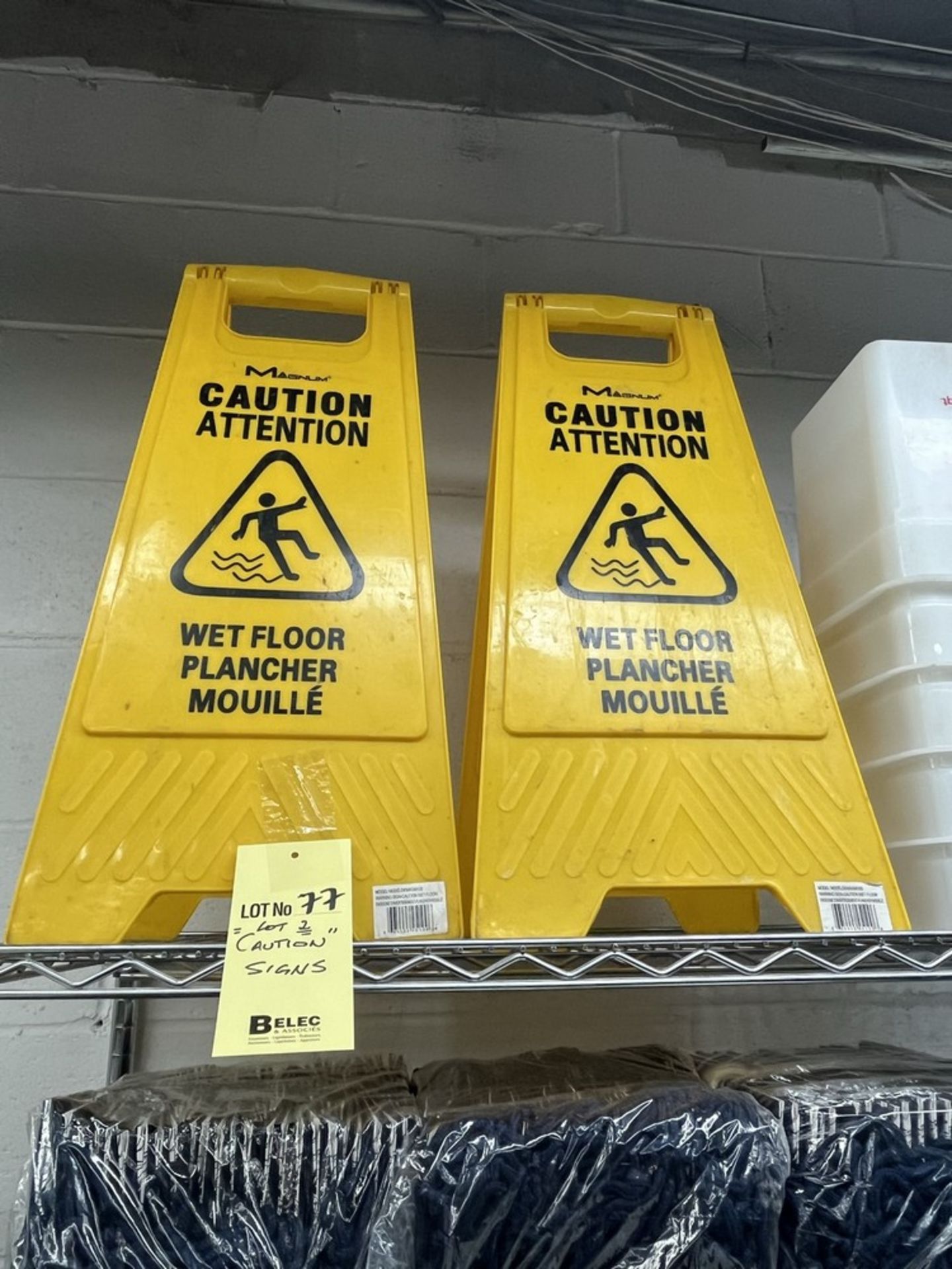 LOT: (2) Enseignes ''CAUTION''