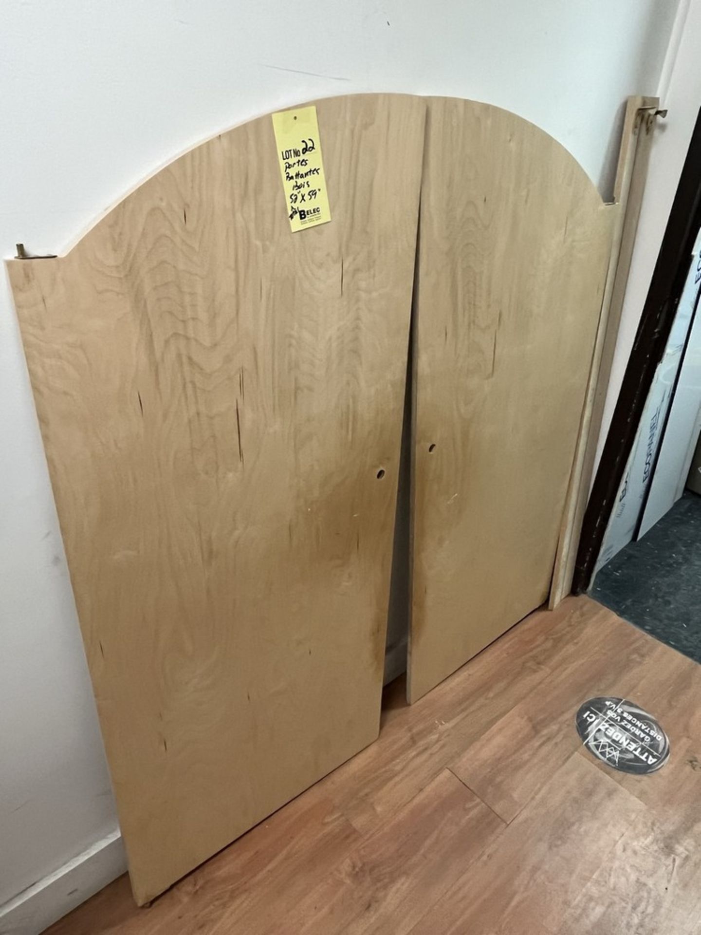 LOT: (2) Portes Battantes en Bois, 52'' x 59'' (tolal)